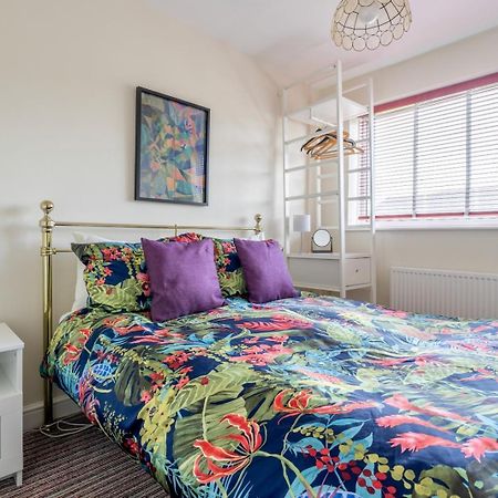 Chic 2-Bedroom Townhouse In Vibrant Абъргавени Екстериор снимка