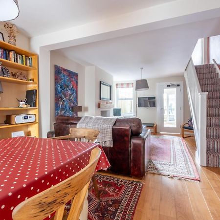 Chic 2-Bedroom Townhouse In Vibrant Абъргавени Екстериор снимка
