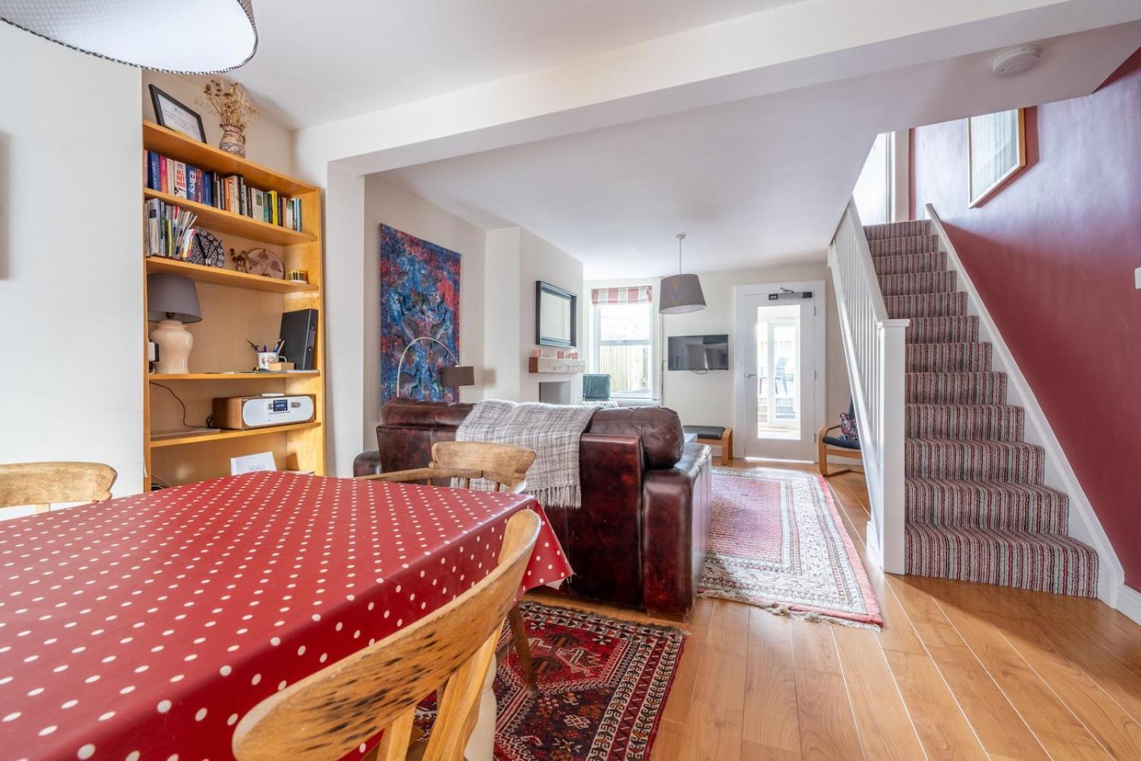 Chic 2-Bedroom Townhouse In Vibrant Абъргавени Екстериор снимка
