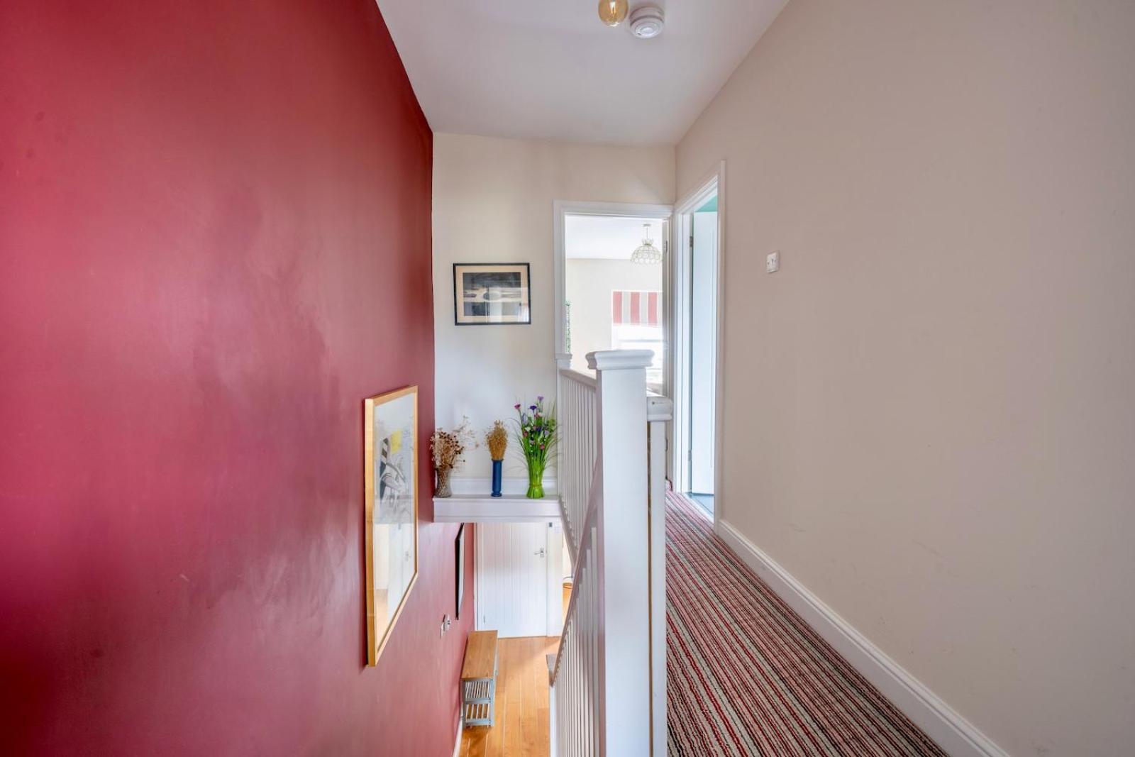 Chic 2-Bedroom Townhouse In Vibrant Абъргавени Екстериор снимка