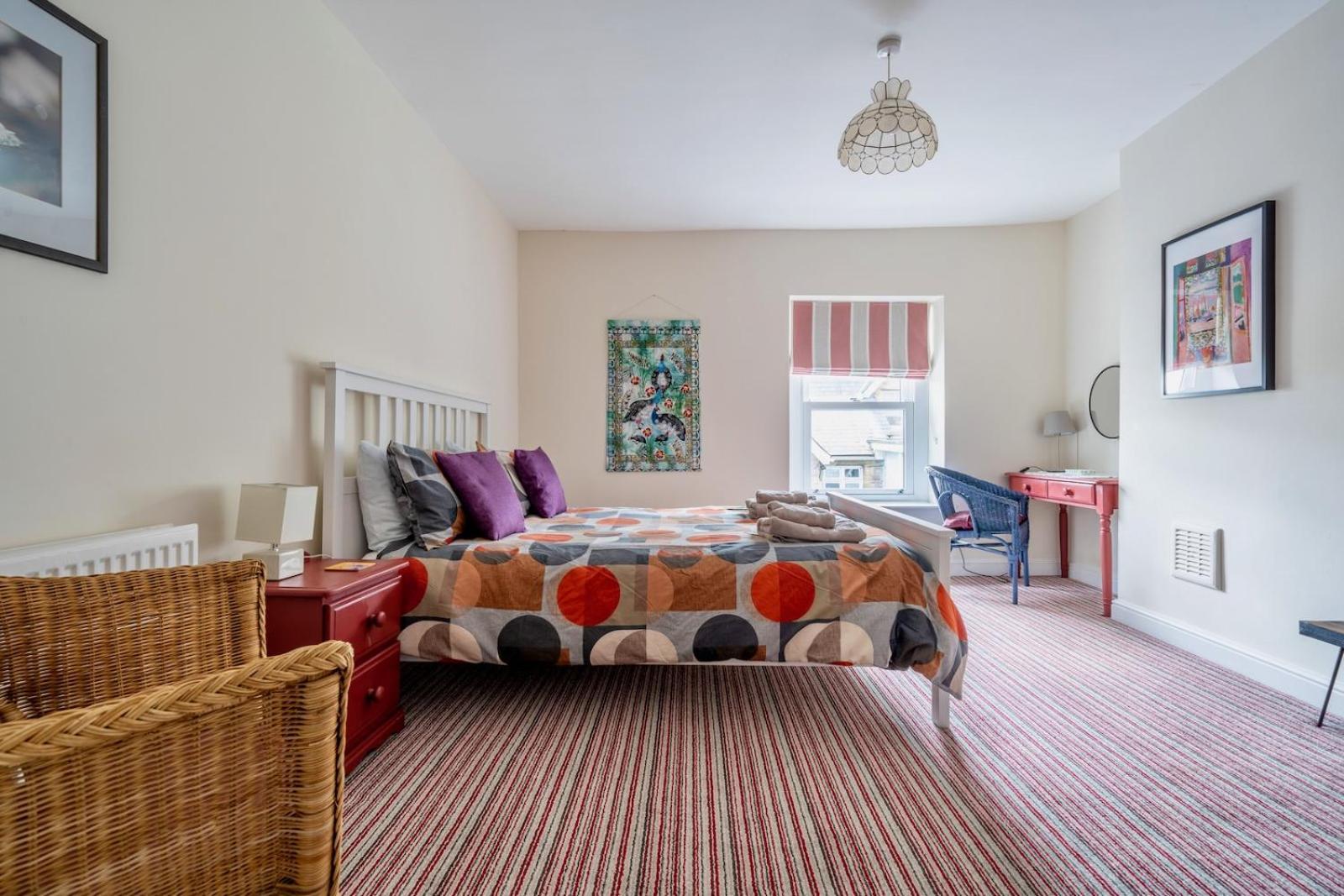 Chic 2-Bedroom Townhouse In Vibrant Абъргавени Екстериор снимка