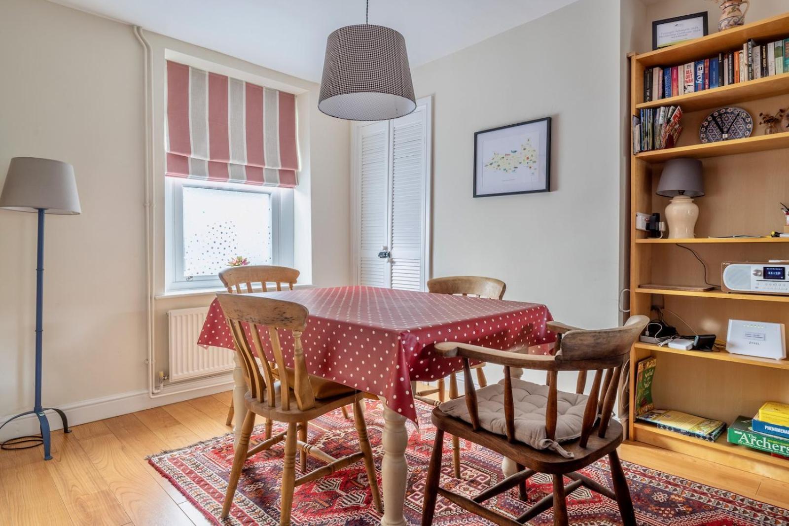 Chic 2-Bedroom Townhouse In Vibrant Абъргавени Екстериор снимка